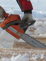 Сруб бани из зимнего леса